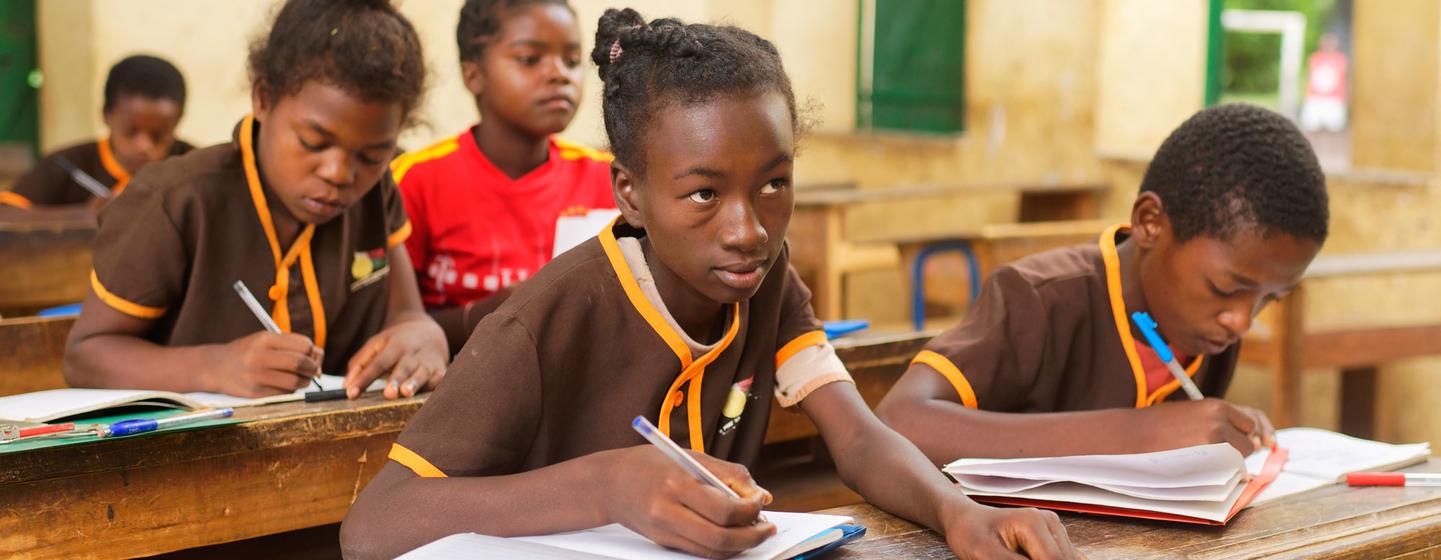 Des élèves qui bénéficient d’un cours de rattrapage à l’école primaire de Soanierana, à Madagascar, font leurs exercices de mathématiques.