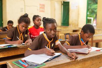 Des élèves qui bénéficient d’un cours de rattrapage à l’école primaire de Soanierana, à Madagascar, font leurs exercices de mathématiques.