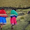 Dos mujeres indígenas caminando en Ecuador.