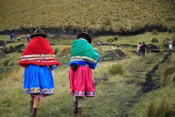 Dos mujeres indígenas caminando en Ecuador.