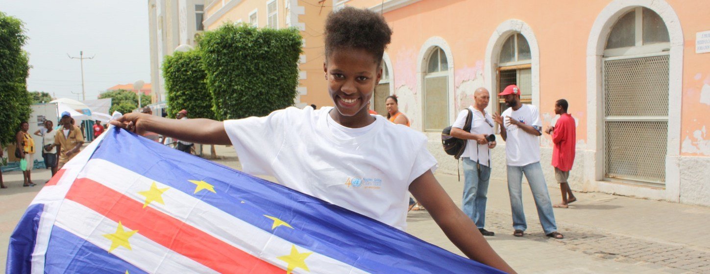 Jovem carrega bandeira de Cabo Verde na cidade da Praia
