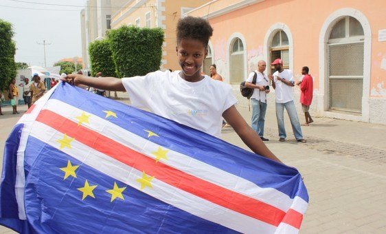 Jovem carrega bandeira de Cabo Verde na cidade da Praia