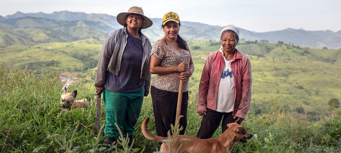 Une mère et ses deux filles utilisent des journaux de bord pour enregistrer ce qu'elles consomment, vendent, donnent ou échangent de leur ferme à Sao Paulo, au Brésil.