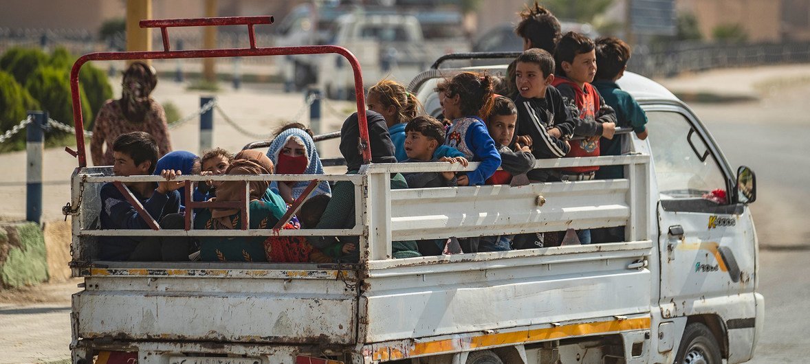 2019年10月，为躲避战火而流离失所的叙利亚妇女和儿童乘坐卡车抵达叙土边境地区。