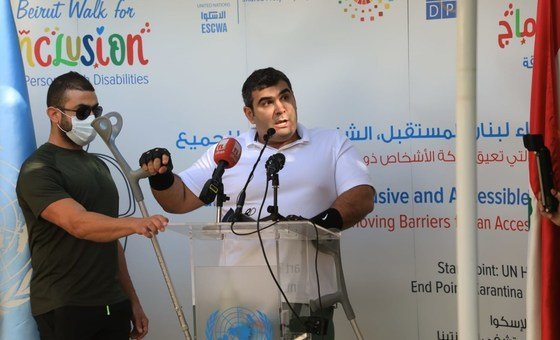 مايكل حداد، سفير النوايا الحسنة الإقليمي للعمل المناخي في برنامج الأمم المتحدة الإنمائي، يتحدث خلال إطلاق مبادرة نداء بيروت لدعم الأشخاص ذوي الإعاقة المتضررين من انفجار مرفأ بيروت.