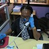 "بعض الاتصالات تفطر القلب"، بحسب سيّدة تعمل في تلقي مكالمات على الخط الساحن لدعم النساء والرجال من ضحايا العنف القائم على النوع الاجتماعي.