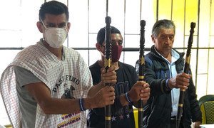 Miembros de un Consejo indígena en Colombia simbolizan su autoridad en la comunidad y su papel en el proceso de reconciliación del Proceso de Paz.