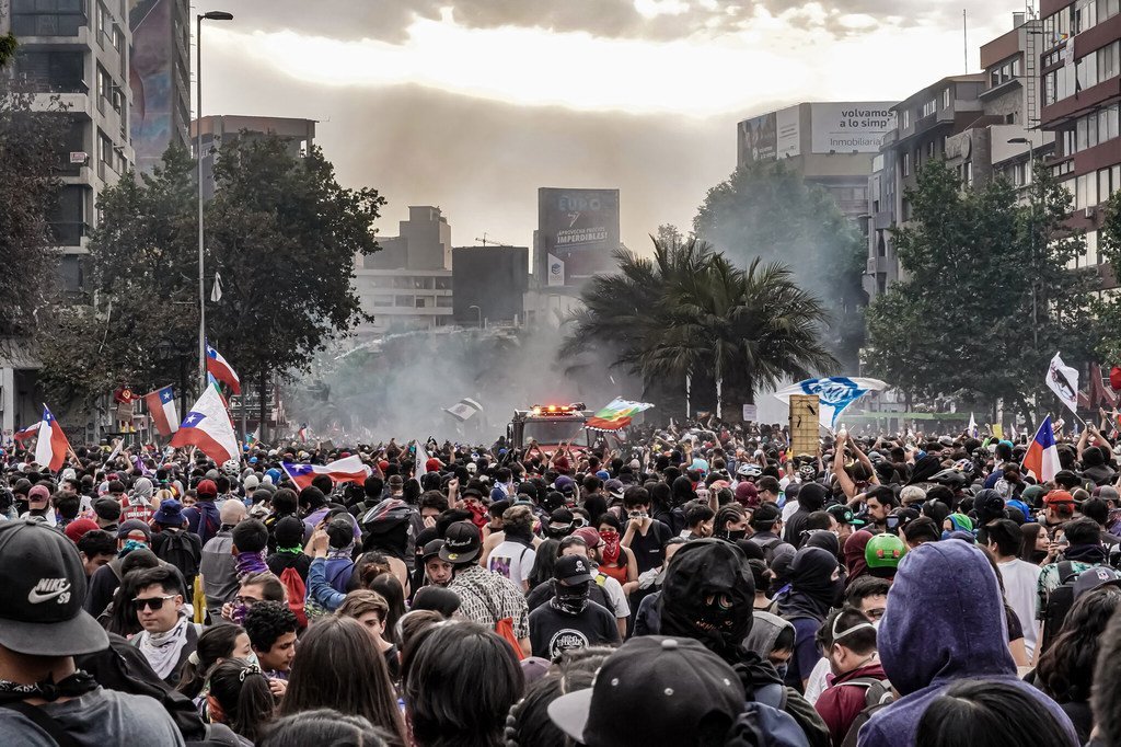 示威者在智利圣地亚哥的街头抗议。