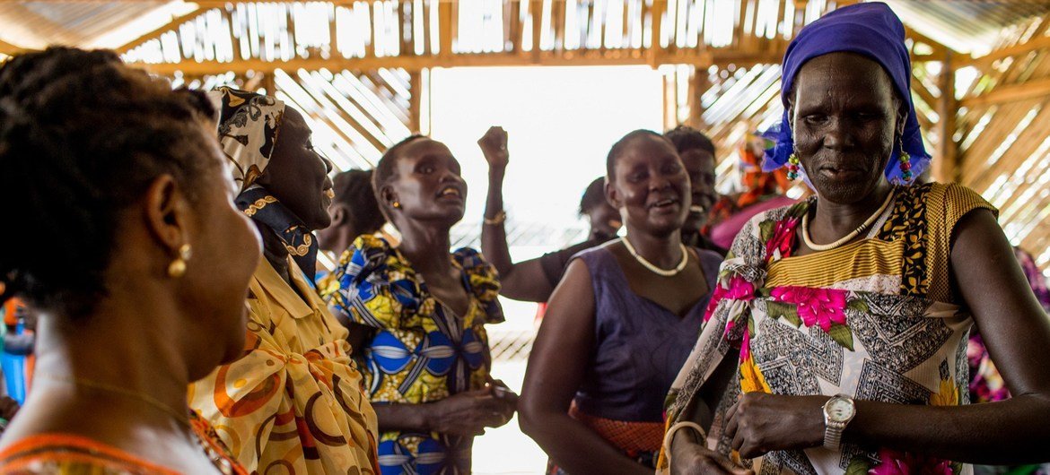 Des femmes dansent à la fin d'un atelier sur la médiation et la résolution des conflits à Juba, au Soudan du Sud.