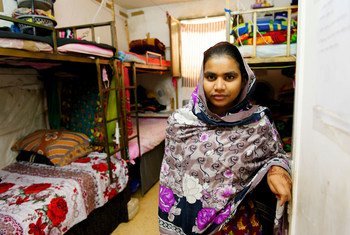 Trabajadora migrante de la industria del vestido en el dormitorio de una fábrica en Jordania que comparte con siete compañeras.