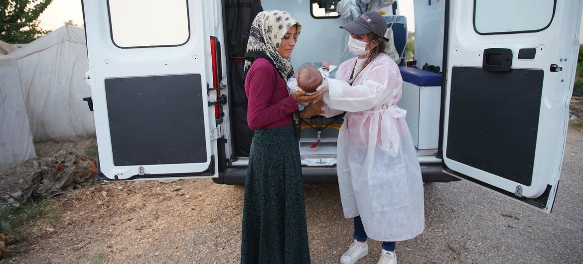 Un equipo móvil de asistencia sanitaria del UNFPA ayuda a las refugiados sirios en Adana (Turquía).