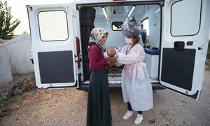 A UNFPA health mobile team assists Syrian refugees in Adana, Turkey.