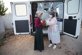 A UNFPA health mobile team assists Syrian refugees in Adana, Turkey.