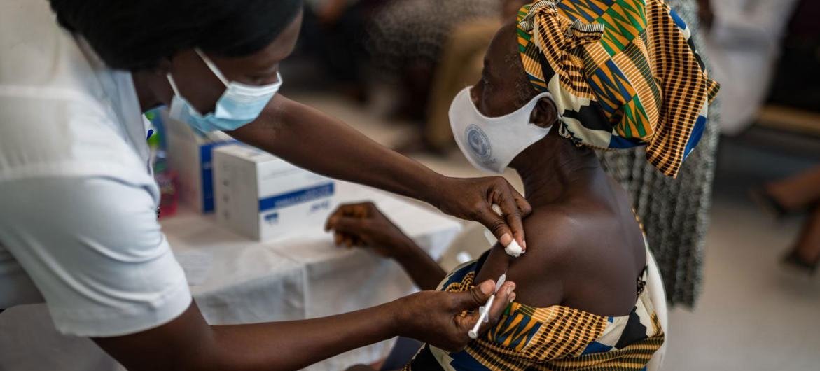 Los países en África reciben vacunas a través del mecanismo COVAX de la ONU.