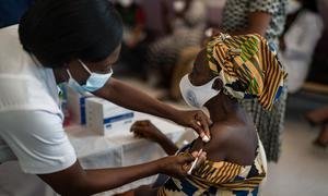 Une personne se fait vacciner contre la Covid-19 en Afrique