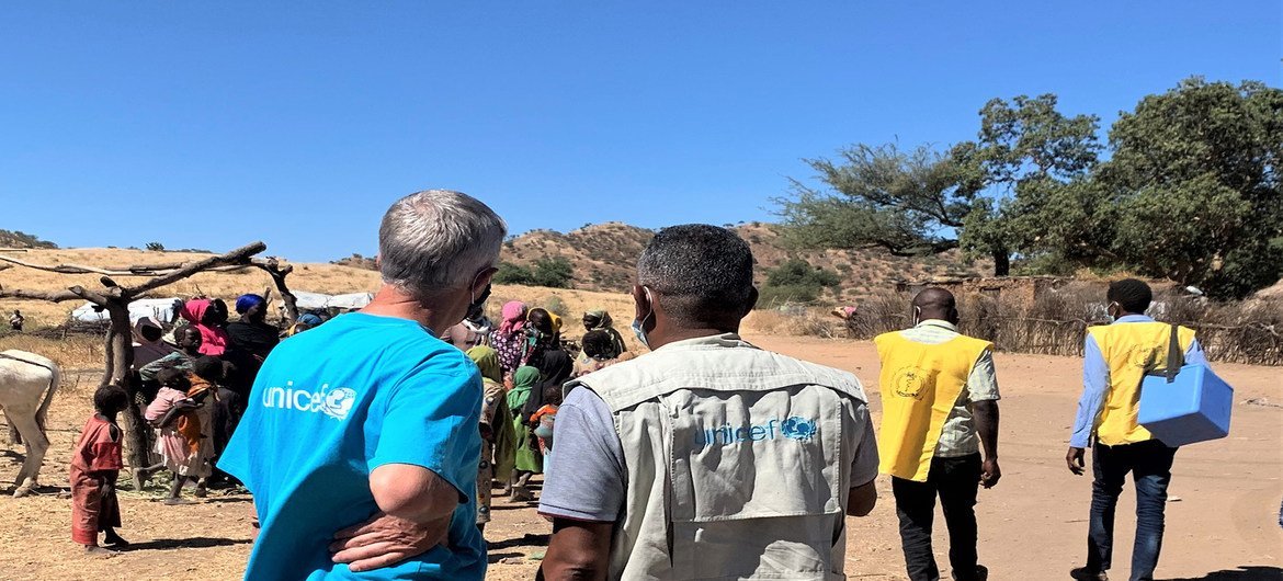 وصول اليونيسف، بالتعاون مع وزارة الصحة في جنوب دارفور، إلى مناطق نائية في جنوب جبل مرَّة لتزويدها بلقاحات شلل الأطفال 