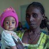 27岁的耶希亚勒姆·格布雷格齐阿布勒抱着6个月大的女儿卡尔基丹·叶曼，她因营养不良在埃塞俄比亚北部提格雷地区的阿比阿迪保健中心接受治疗。
