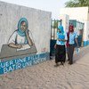Deux jeunes femmes rentrent chez elles après l'école dans la ville de Bol, au Tchad.