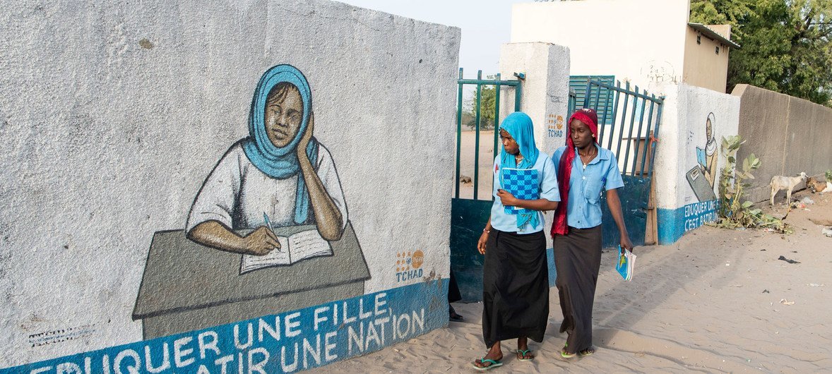 Девушки возвращаются из школы в городе Бол в Чаде