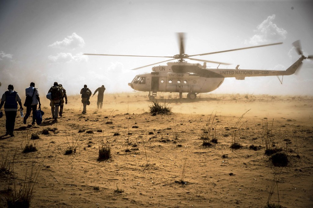 联合国维和人员在马里莫普提地区的索班达村执行任务后返回直升机。