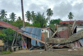 Casas derrumbadas tras el terremoto que tuvo lugar hoy en la provincia de Célebes Occidental, en Indonesia.