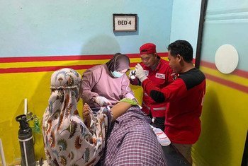 A person who was caught up in the 6.2 magnitude earthquake which struck West Sulawesi Province in Indonesia receives medical treatment.