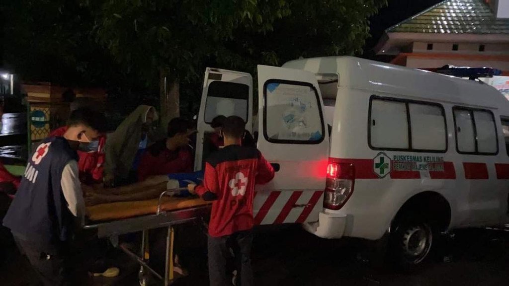 2021年1月15日，印度尼西亚西苏拉威西省发生地震，一名受害者被转移到救护车上。