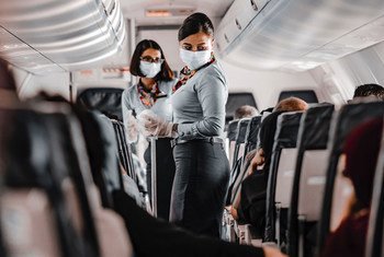 Azafatas en un avión durante la pandemia de COVID-19.