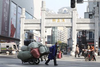 Un vendedor en la entrada de Han Zheng Jie, una zona peatonal de Wuhan, China, en enero de 2021.