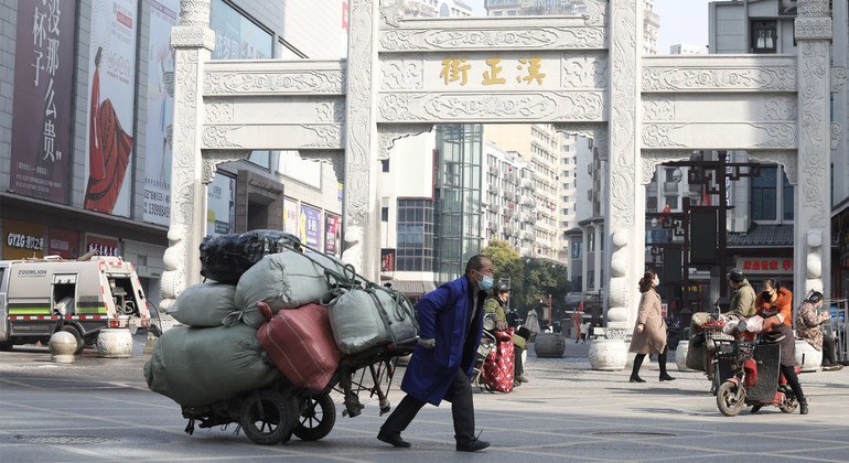 Un vendedor en la entrada de Han Zheng Jie, una zona peatonal de Wuhan, China, en enero de 2021.