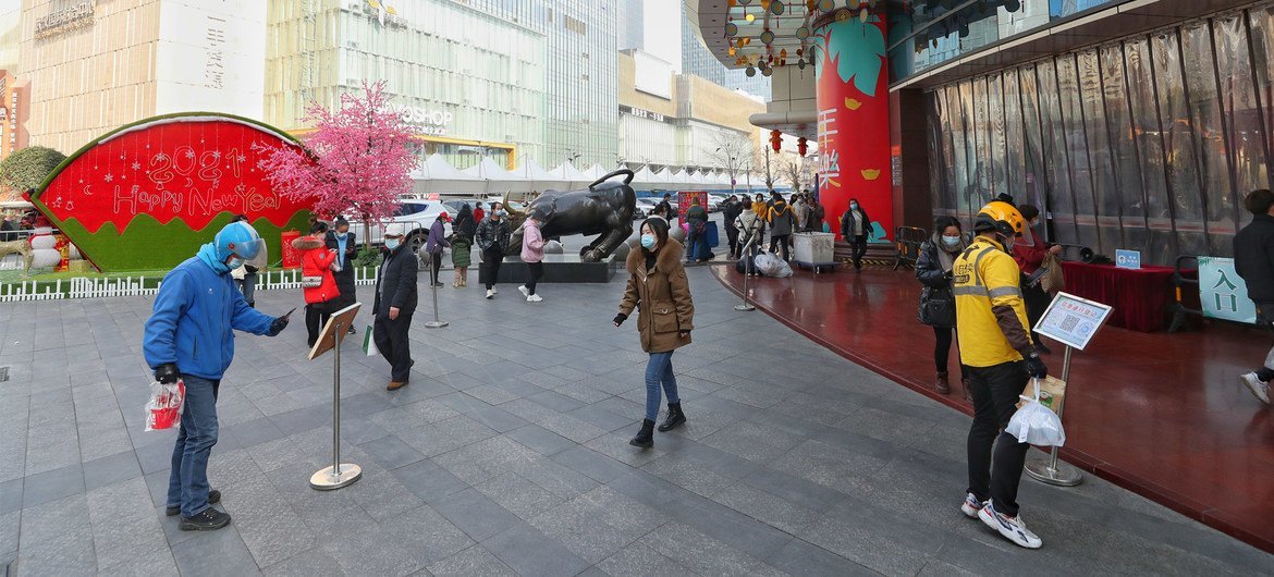 1月15日，武汉市，汉正街品牌服饰批发广场，市民扫码有序入场。