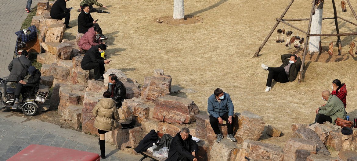 2021年1月15日，武汉市民在公园休憩。