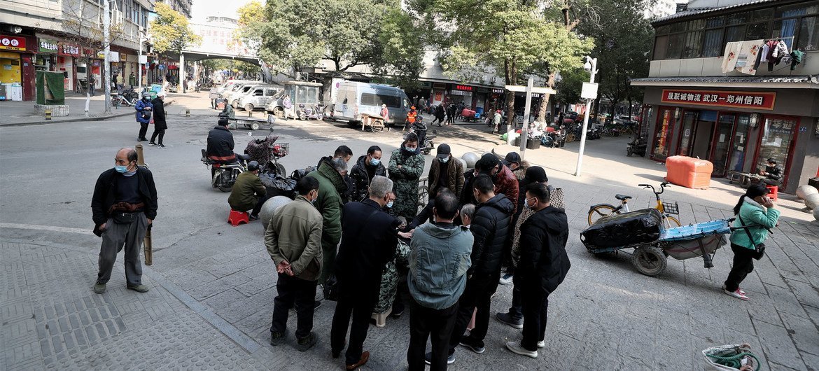 2021年1月15日，武汉市民在街头下棋。