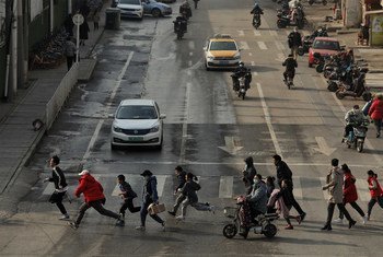Peatones en las calles de Wuhán, China, en enero de 2021.