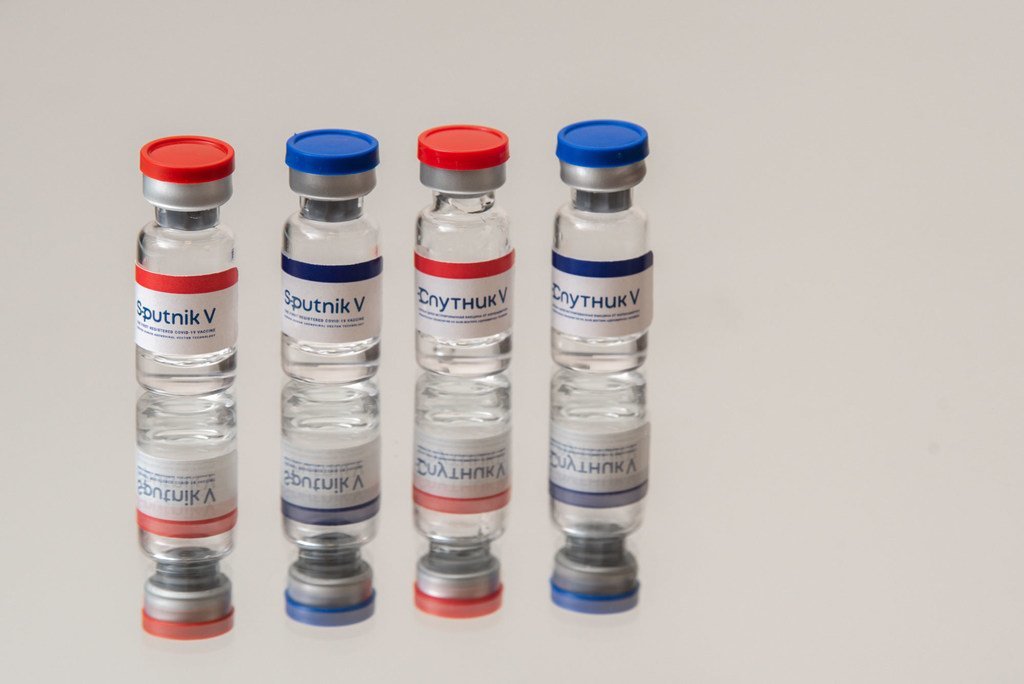 Cada vez existen más vacunas COVID-19 aprobadas para uso de emergencia, como la Sputnik V, desarrollada por Rusia.