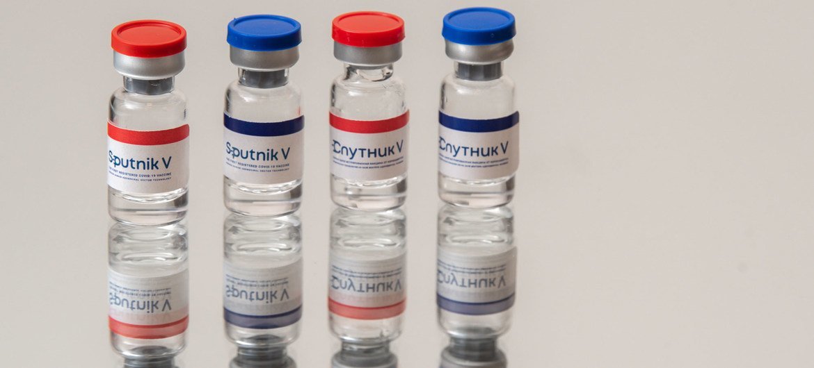 يتم المصادقة على عدد متزايد من اللقاحات ضد كوفيد-19 من بينها لقاح سبوتنيك V الذي تطوره روسيا.