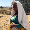السيدة هيوت (اسم مستعار) تقف في موقع جوندار للنازحين بإثيوبيا.