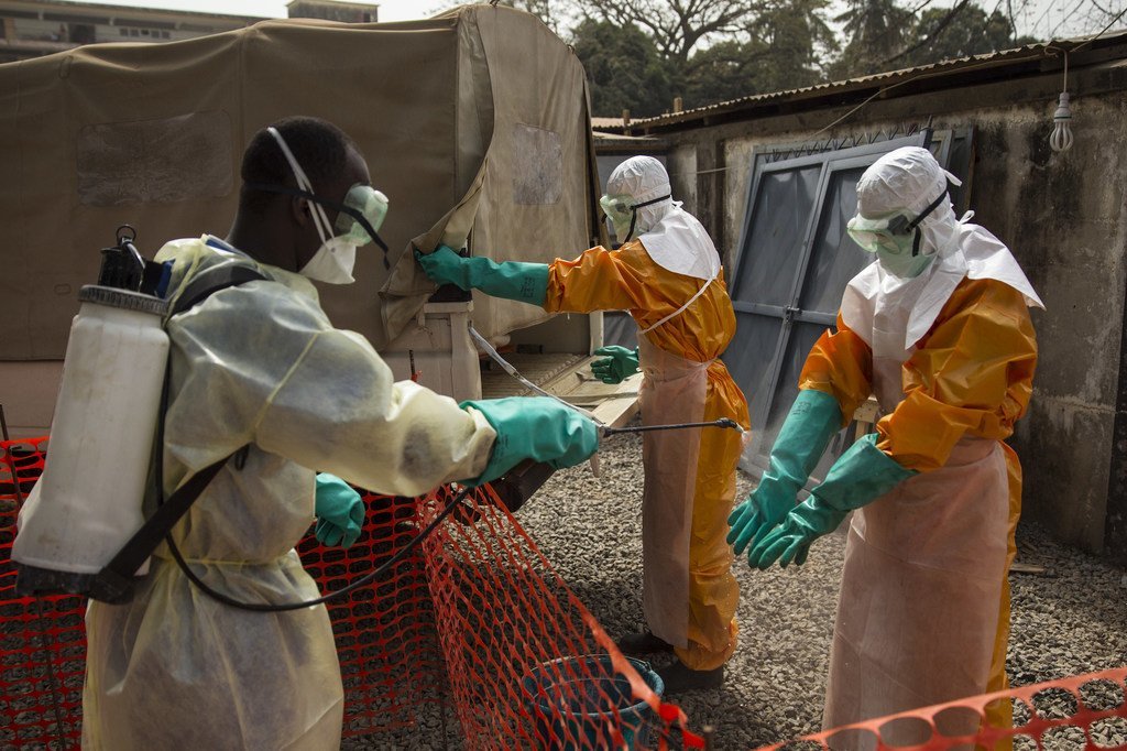 Un travailleur de la santé est désinfecté à Conakry, en Guinée, lors de l'épidémie d'Ebola en Afrique de l'Ouest en 2015.