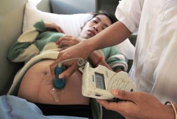 कम्बोडिया के एक अस्पताल में एक गर्भवती महिला की देखभाल की जा रही है.