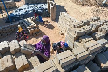 نساء لاجئات يشاركن في صناعة الطوب في منطقة أولام بالنيجر.