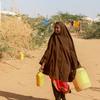 在索马里多洛卡巴萨流离失所者营地，一名妇女在人取水。
