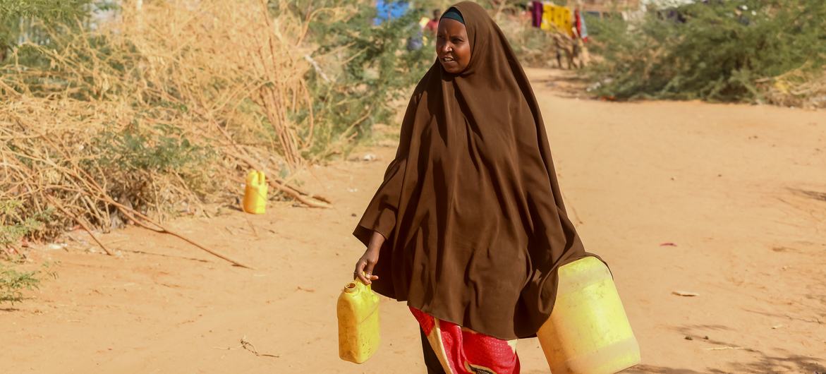 سيدة تجمع المياه في أحد مخيمات النازحين داخليا في الصومال. 