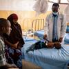طبيب يزور طفلاً يعاني من سوء التغذية في مستشفى في الصومال.
