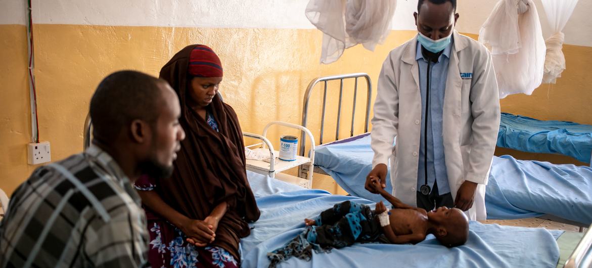 Um médico examina uma criança desnutrida no hospital Dolow, na Somália