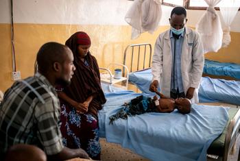 طبيب يزور طفلاً يعاني من سوء التغذية في مستشفى في الصومال.