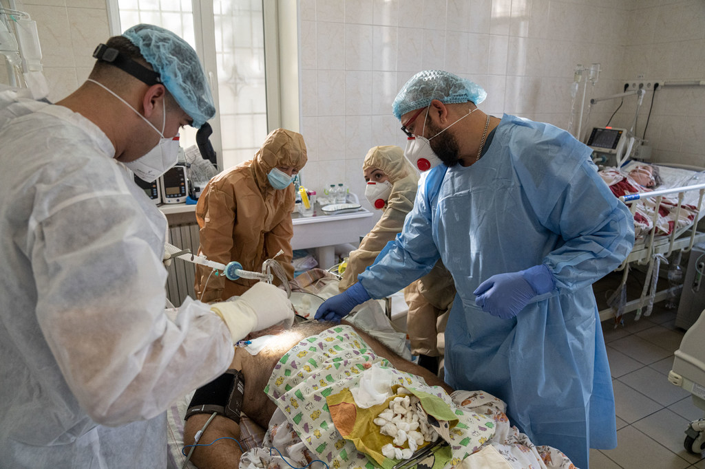 Madaktarim wakimuwekea hewa ya oksijeni mgonjwa wa COVID-19 katika hospitali ya Kramatorsk Ukraine
