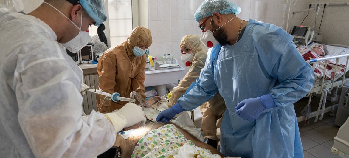 يقوم الأطباء بإجراء شق للقصبة الهوائية لمريض مصاب بفيروس كوفيد -19 في مستشفى في كراماتورسك، أوكرانيا.