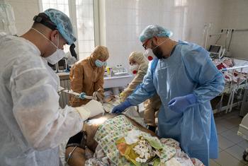 Los médicos realizan una traqueotomía a un paciente de COVID-19 en un hospital de Kramatorsk, Ucrania.