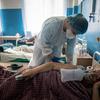 Пандемия COVID-19 выявила опасное пренебрежение здоровьем, безопасностью и благополучием медработников. На фото: больница в Харькове, Украина
