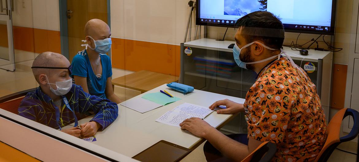 Niños con leucemia reciben terapia en un hospital de Moscú, Rusia.